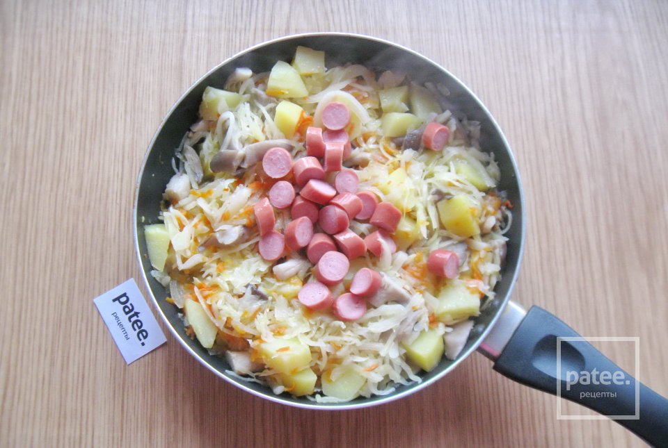 Капуста тушеная с картофелем и грибами - Шаг 6