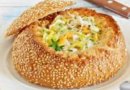 Сырный суп с курицей  в хлебе.