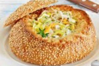 Сырный суп с курицей  в хлебе.