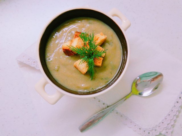 Чечевичный суп-пюре с гренками