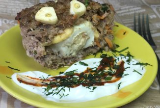 Рулет из фарша с яйцом