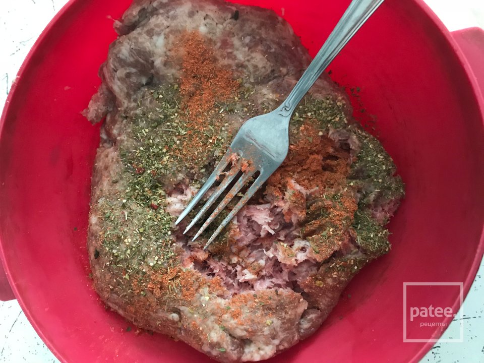 Рулет из фарша с яйцом - Шаг 1