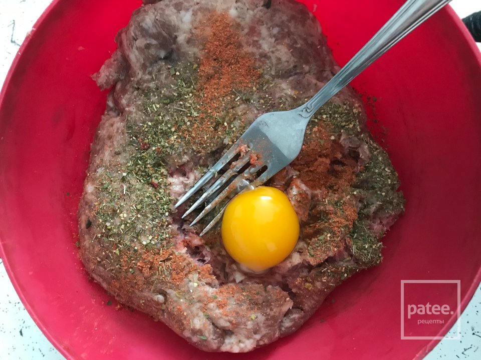 Рулет из фарша с яйцом - Шаг 2