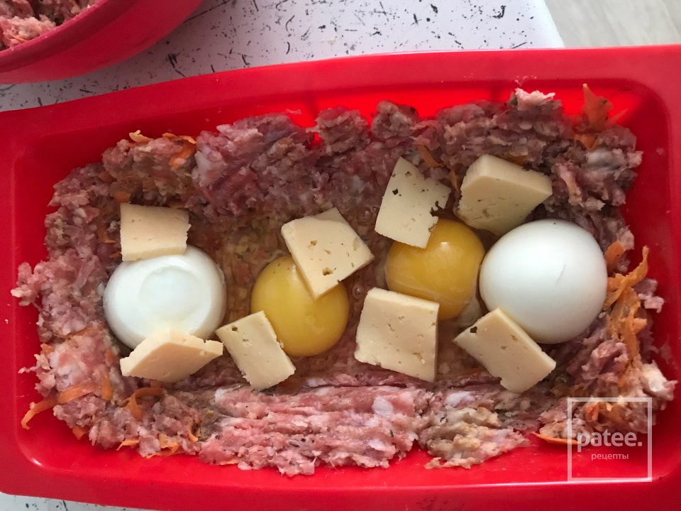 Рулет из фарша с яйцом - Шаг 6