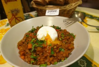 Похлебка из чечевицы с овощами и яйцом