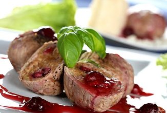 Рулетики из свинины с вишней