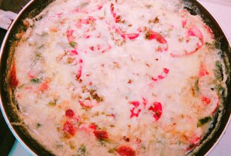 Запечённая тилапия в сливочном соусе со шпинатом