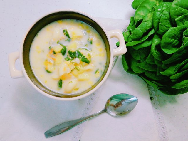 Молочный суп с макаронами и шпинатом