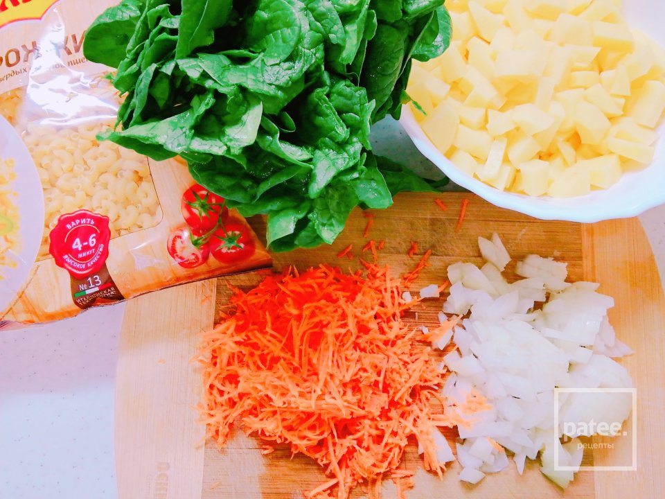 Молочный суп с макаронами и шпинатом - Шаг 1