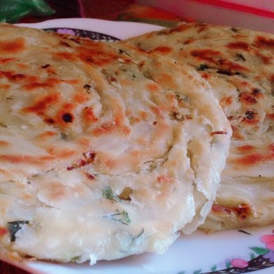 Слоеные лепешки Катлама с луком и зеленью - Шаг 1