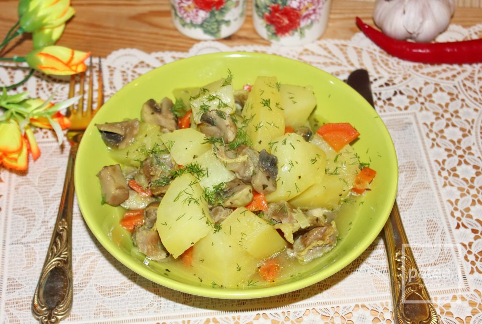 Картофель с грибами и куриными желудками - Шаг 13