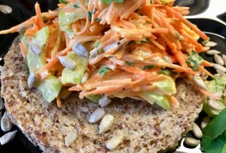 ПП завтрак: постный морковный 🥕салат на хлебце из отрубей