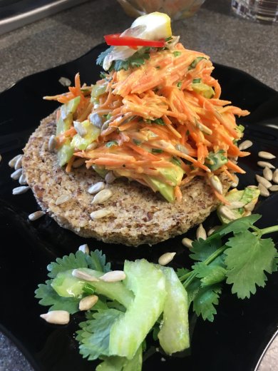 ПП завтрак: постный морковный 🥕салат на хлебце из отрубей - Шаг 4