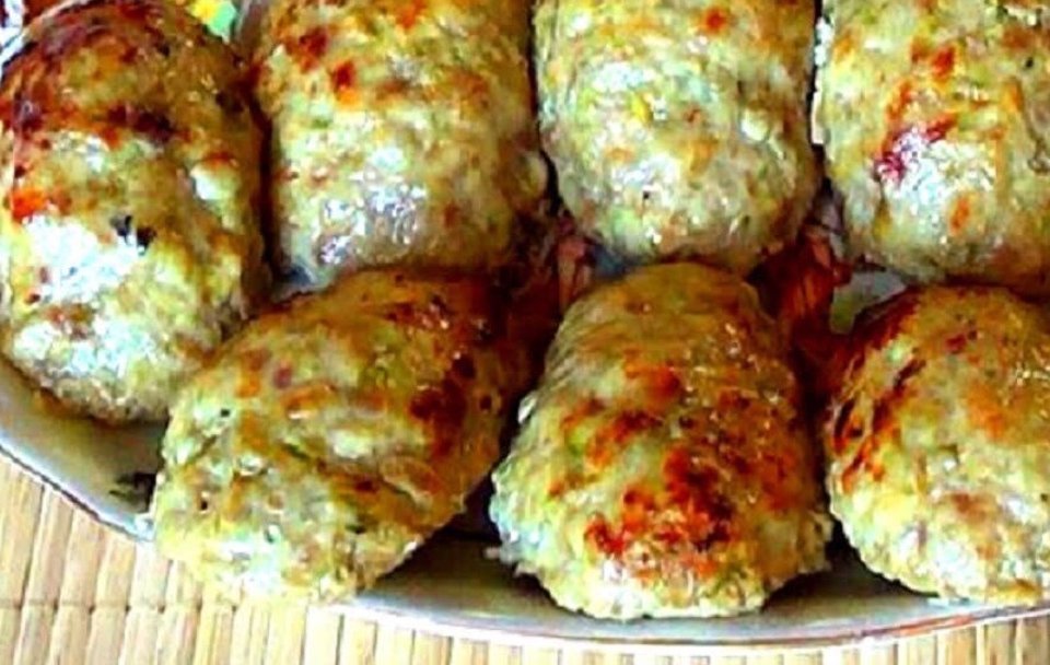 Котлеты из фарша говядины и кабачков. Котлеты из фарша говядины и кабачков. Котлеты из говядины сочные в духовке с кабачком. Котлеты. Котлеты с кабачком.