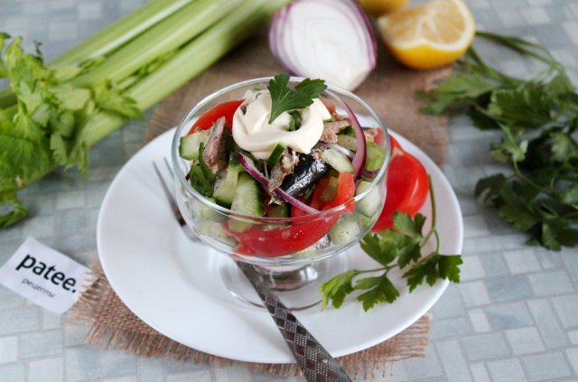 Салат из свежих овощей с копчёной сайрой