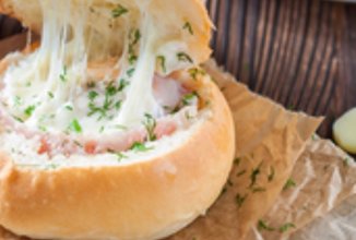 Булочки с сыром, яйцом и ветчиной в духовке