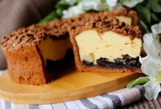 Карамельный сырник с черносливом