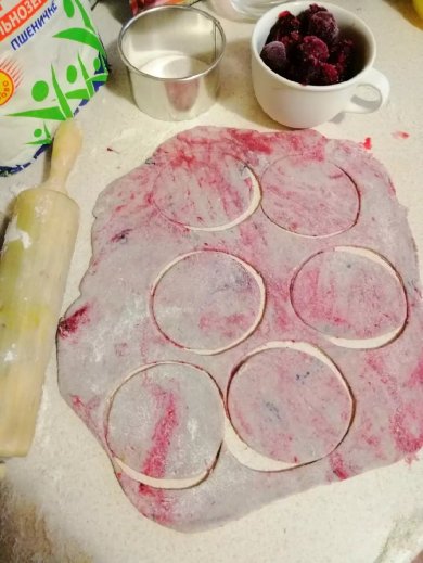 Цветные цельнозерновые вареники с вишней - Шаг 1