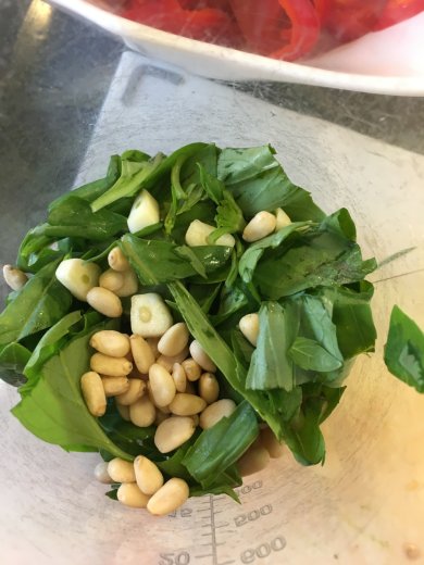 «Алый» салат 🥗 с зелёным песто - Шаг 3