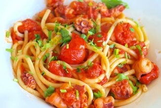 Паста с осьминогами и томатами