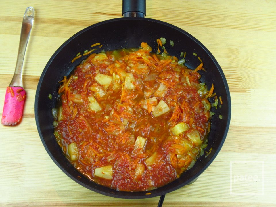 Рыба в томатном соусе с ананасами - Шаг 2