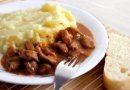 Гуляш с подливкой и картофельным пюре как в садике
