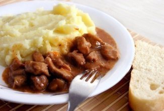Гуляш с подливкой и картофельным пюре как в садике
