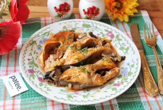 Горбуша с грибами в томатном соусе