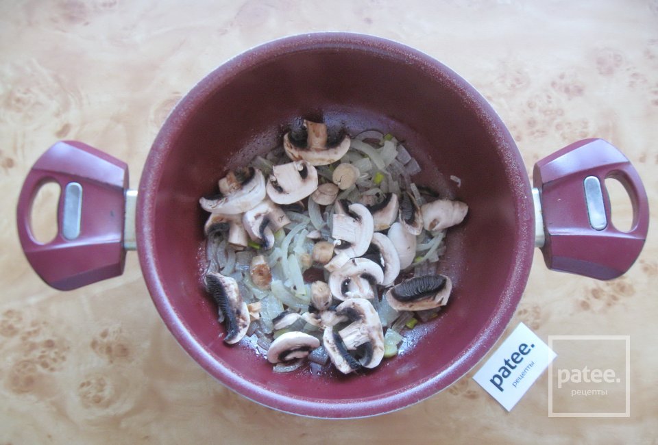 Горбуша с грибами в томатном соусе - Шаг 4