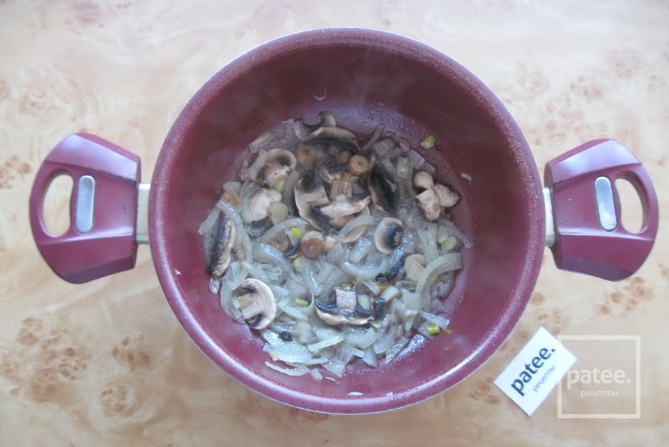 Горбуша с грибами в томатном соусе - Шаг 5