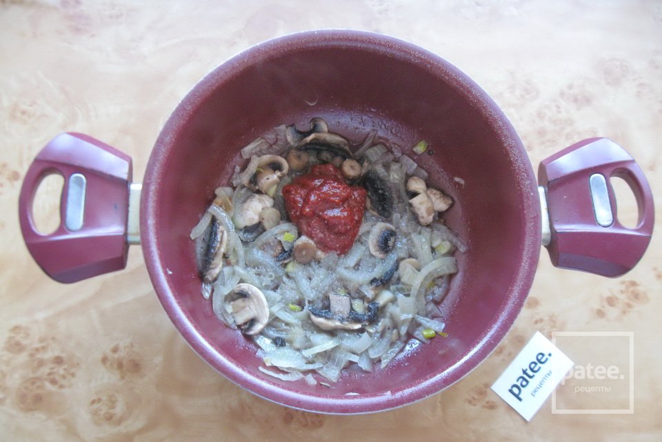 Горбуша с грибами в томатном соусе - Шаг 6