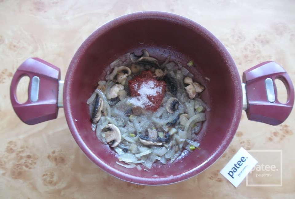 Горбуша с грибами в томатном соусе - Шаг 7