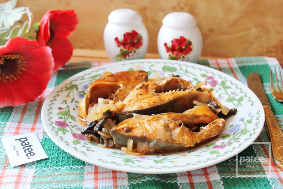 Горбуша с грибами в томатном соусе - Шаг 12