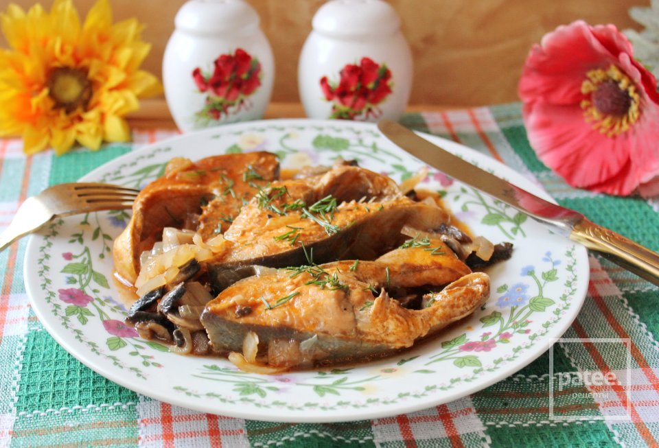 Горбуша с грибами в томатном соусе - Шаг 13