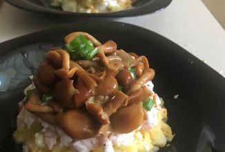 Салат с маринованными опятами и ветчиной