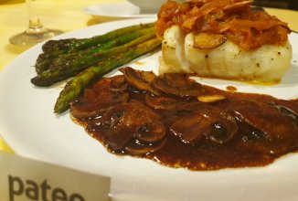 Филе трески с грибами и спаржей