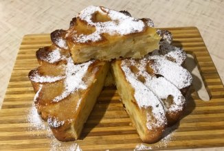 Шарлотка со сгущенкой и яблоками