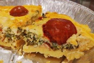 Киш из кукурузной муки с творогом и шпинатом