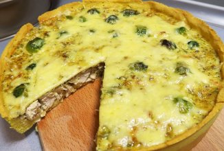Диетический киш из кукурузной муки с курицей и брюссельской капустой.