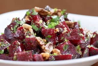 Салат свекольный с черносливом и фасолью