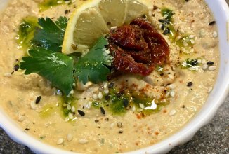 Хумус с базиликовым песто и вялеными помидорами 🍅