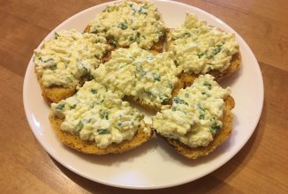 Бутерброды с яйцом, базиликом и рукколой