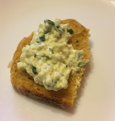 Бутерброды с яйцом, базиликом и рукколой - Шаг 6