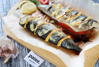 Скумбрия запеченная с помидорами и чесноком