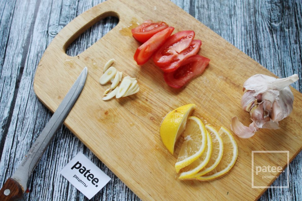 Скумбрия запеченная с помидорами и чесноком - Шаг 6