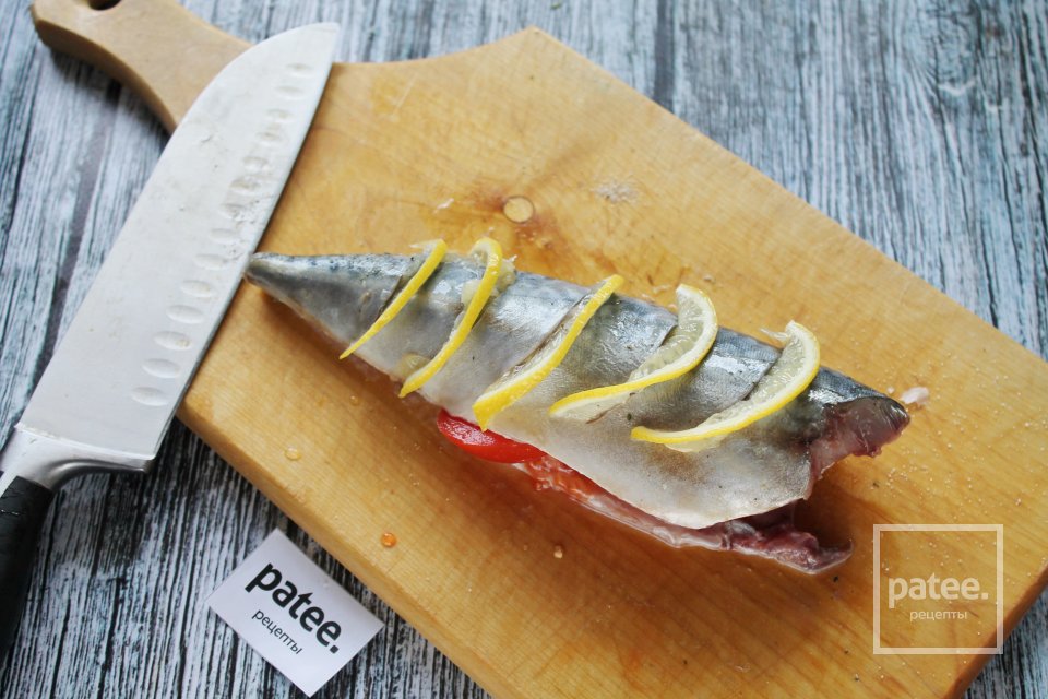 Скумбрия запеченная с помидорами и чесноком - Шаг 10