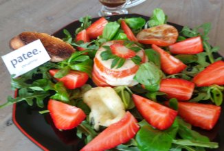 Салат с запеченной моцареллой и клубникой