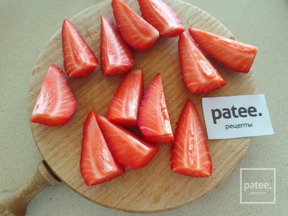 Салат с запеченной моцареллой и клубникой - Шаг 11