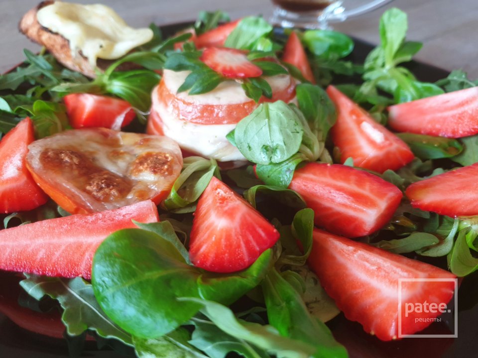 Салат с запеченной моцареллой и клубникой - Шаг 12
