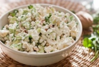 Салат с зерненым творогом и авокадо